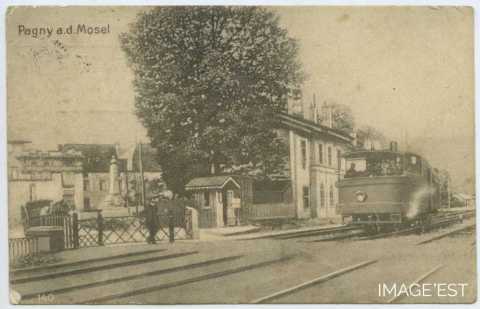 Locomotive en gare (Pagny-sur-Moselle)